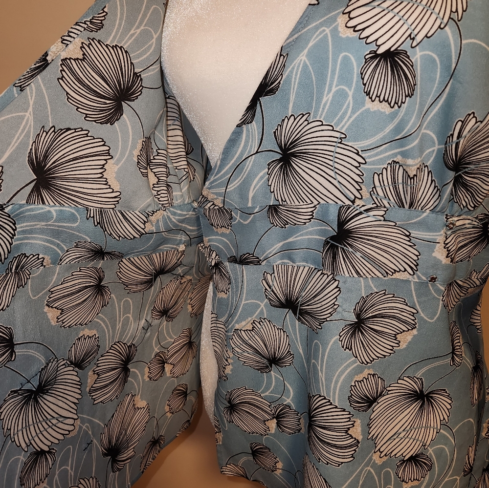 Loft Sea Glass Pale Powder Blue Floral Wrap Short Sleeve Blouse Size 6 EUC - Picture 5 of 6